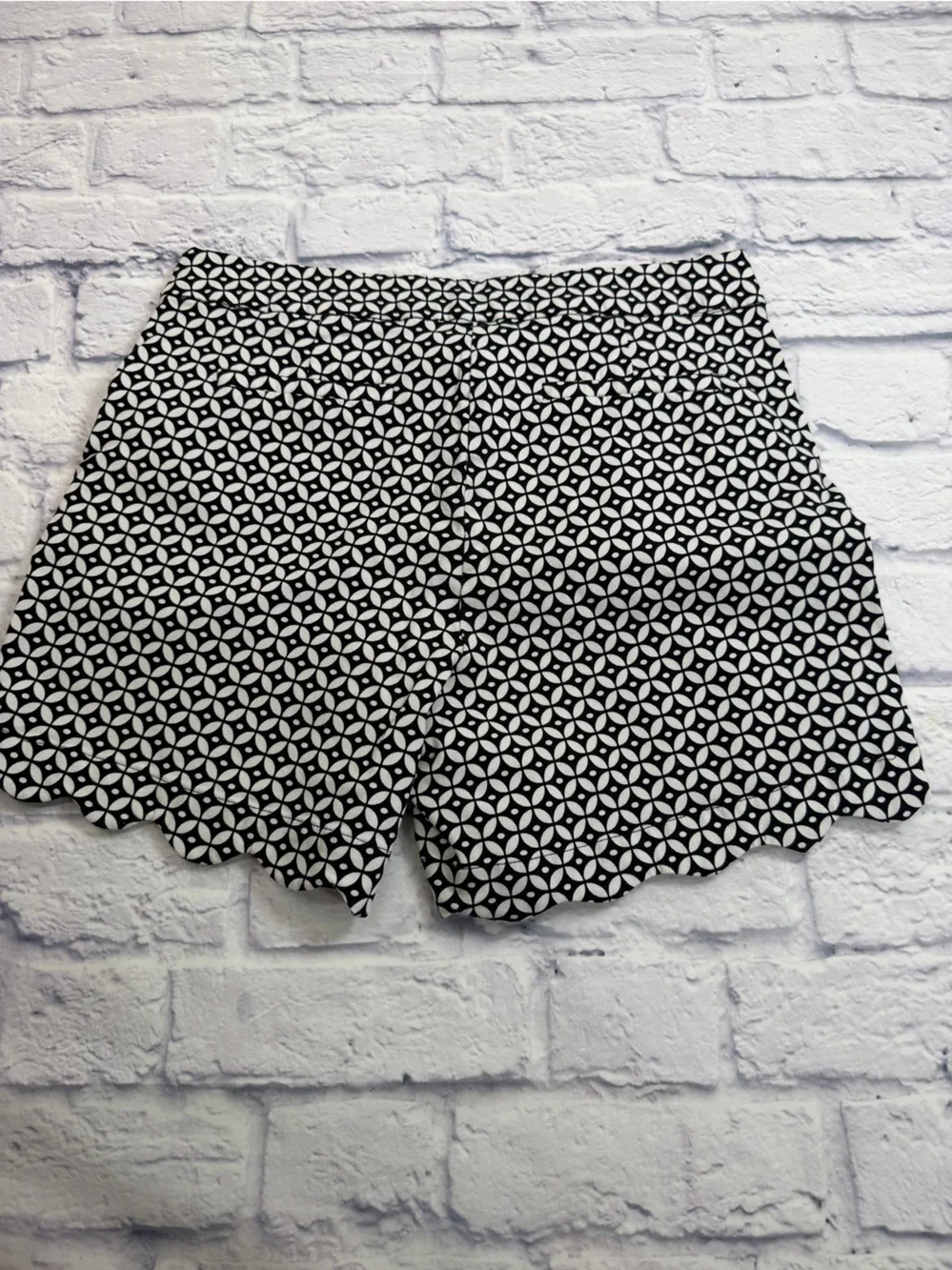 Black & White Geometric Scallop Hem Women's Shorts. Size Medium.